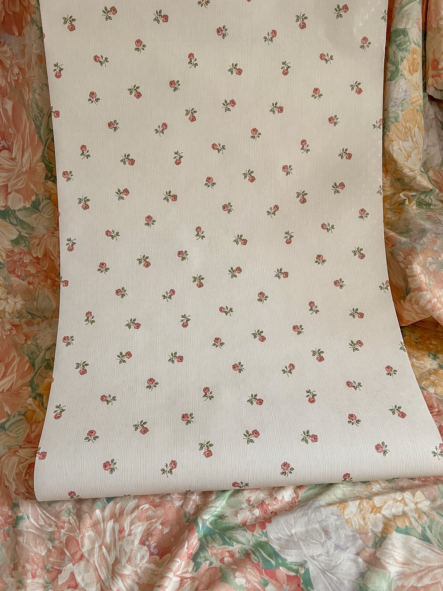 Vintage ditsy floral rose bud wallpaper.