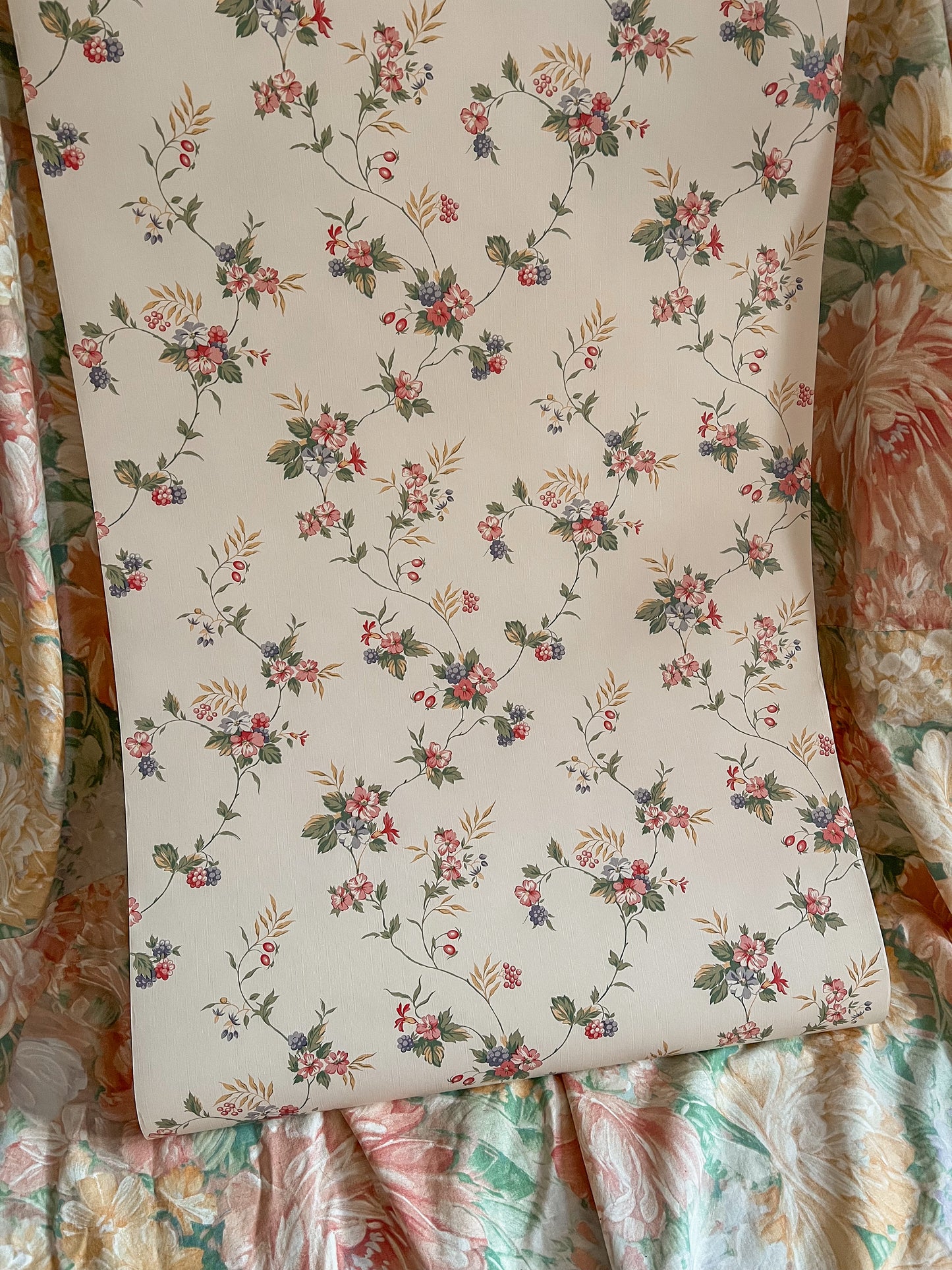 Vintage country cottage wallpaper.