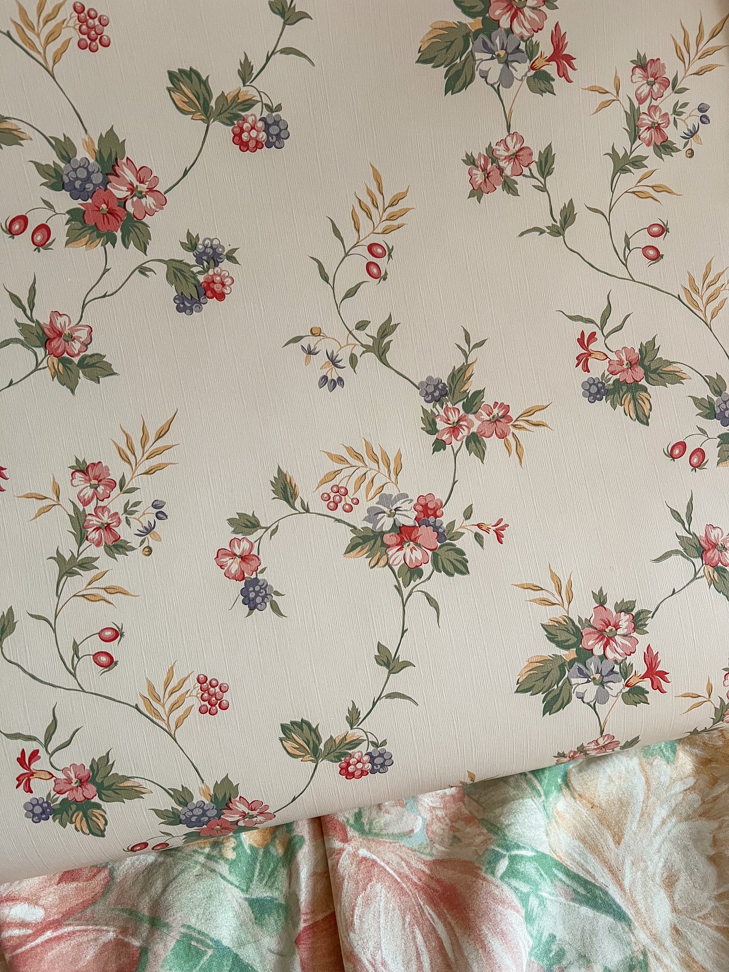 Vintage country cottage wallpaper.
